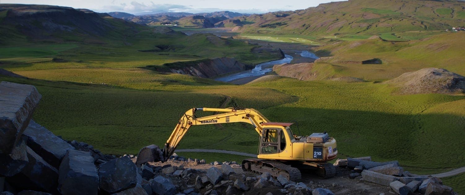 Komatsu beltagrafa að störfum í íslenskri sveit